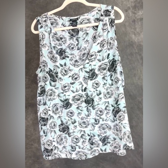 torrid Tops - Torrid Pale Teal Floral Sleeveless V-Neck Blouse | Size 1 (1X) | Flowy Fit